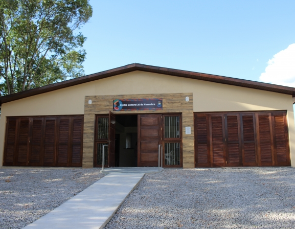 Foto de casa com uma porta no centro e duas janelas grandes nas extremidades