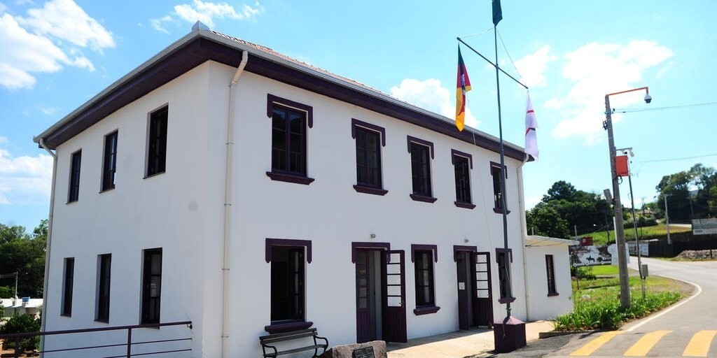 Imagem da parte frontal e lateral do Centro Cultural Tuiuty