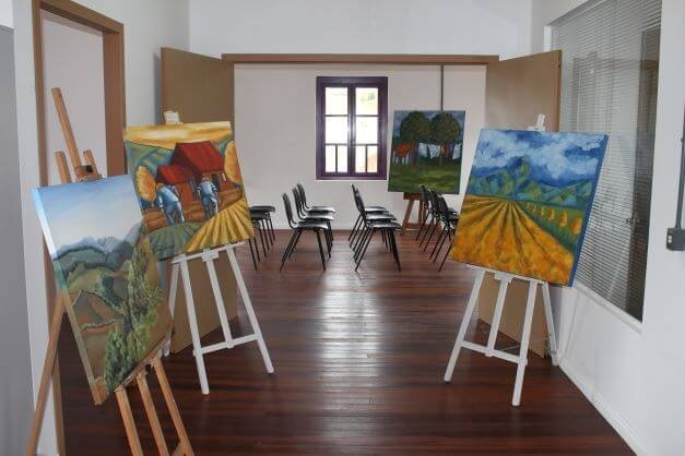 Foto de um espaço com diversos quadros expostos