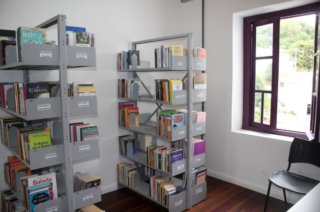 Foto de uma sala com duas estantes contendo livros